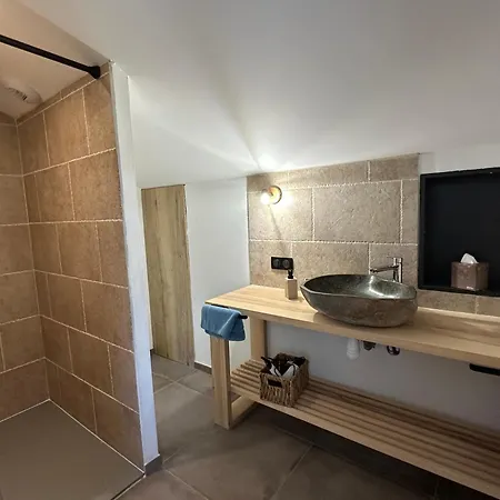 Casa de Férias Domaine De Verteilhac Le Jardin De Clemence, 6 Personnes Piscine Chauffee Banassac